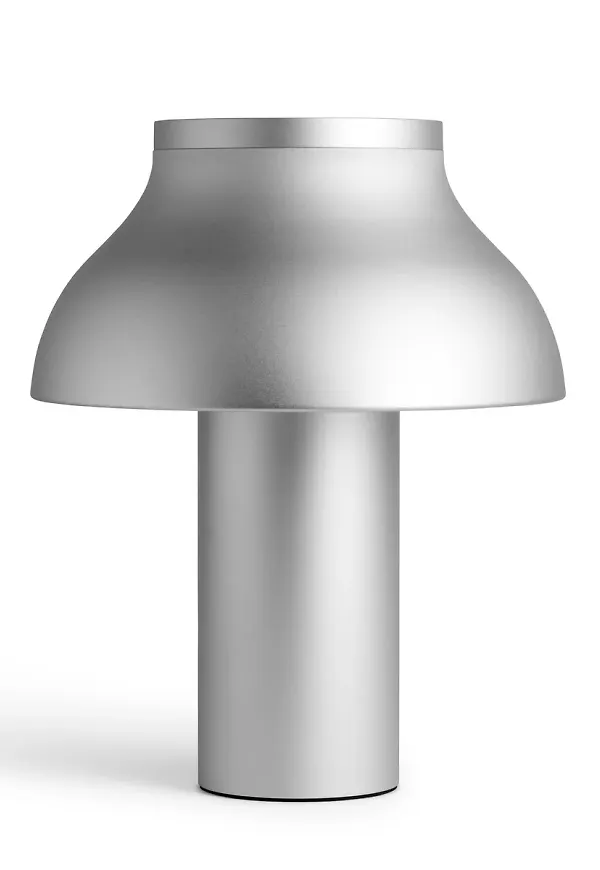 Silverfärgad HAY-bordslampa i modern modell.