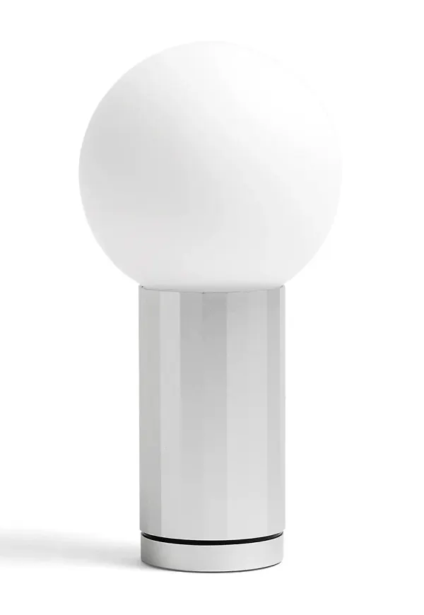 Snygg lampa i silverfärgad färg gjord i aluminium.