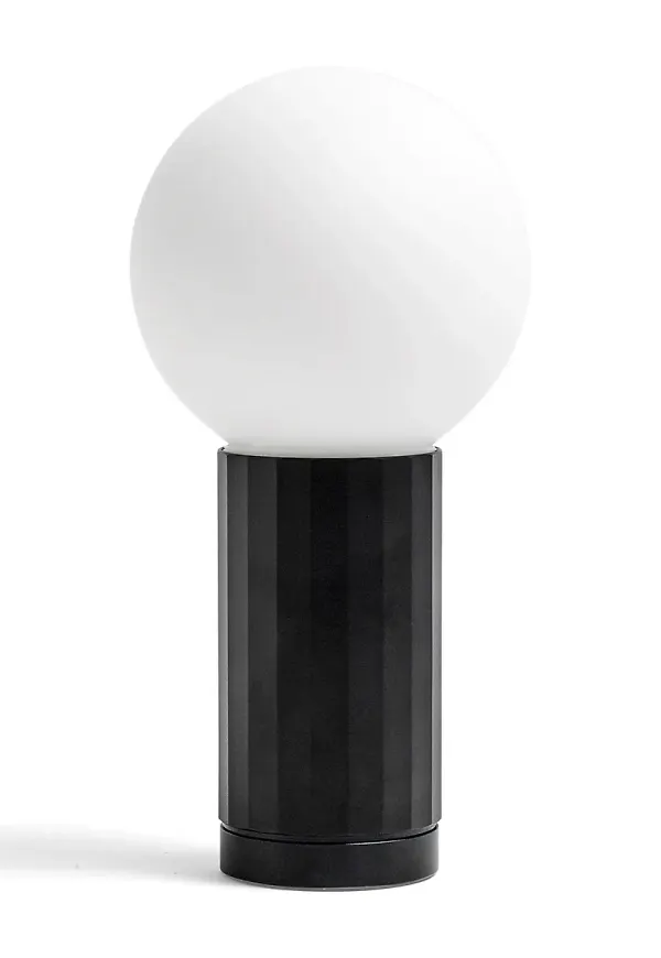 Riktigt trendig svart bordslampa 2025 från HAY.