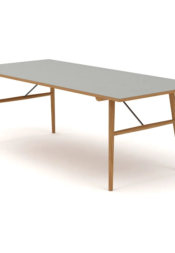 Stilren bord i ek från Houe.