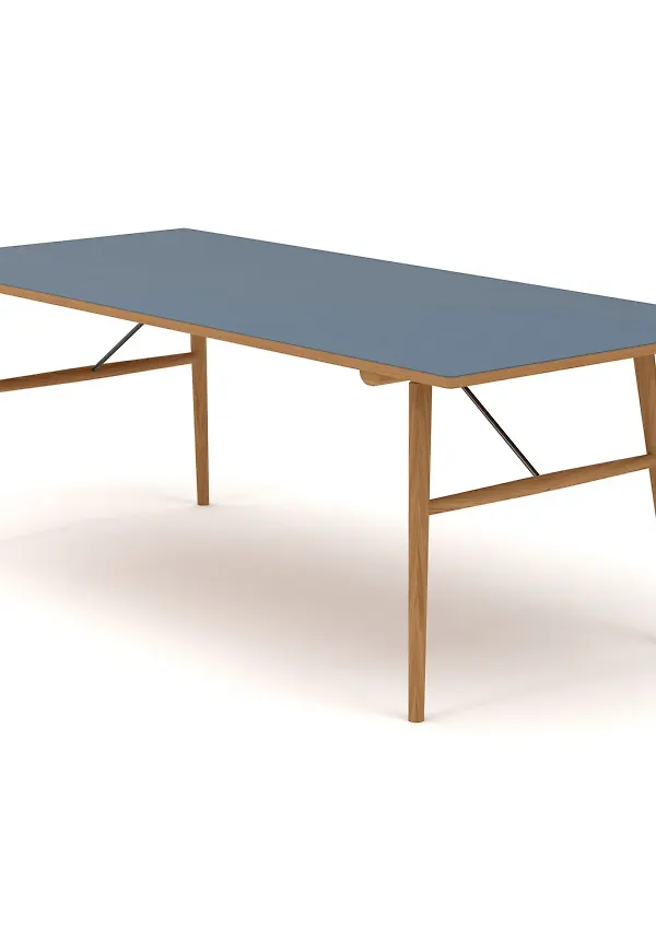 Trendig matbord i ek från Houe.