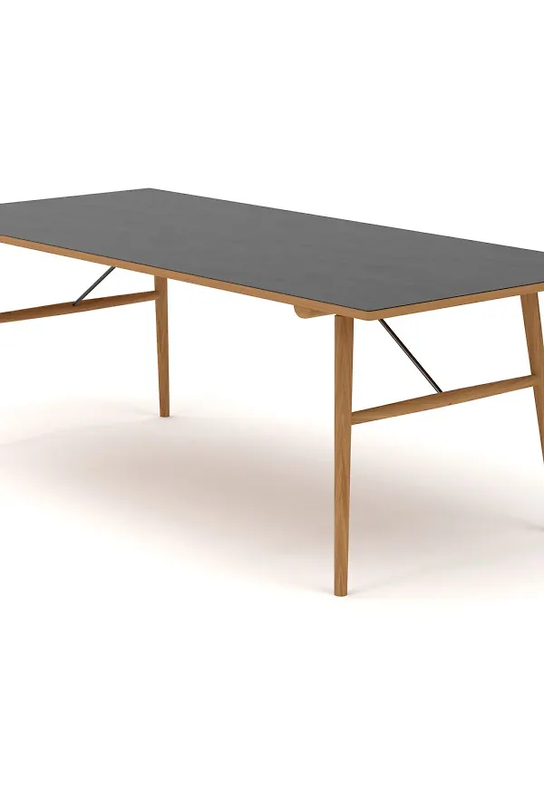 Modern matbord i ek från Houe.