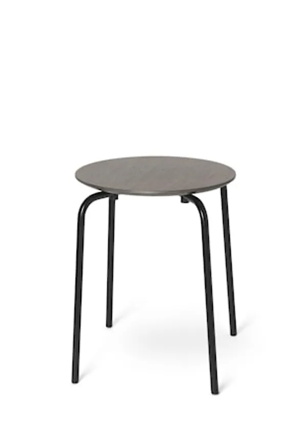 Mysig pall i brun färg gjord i ek.