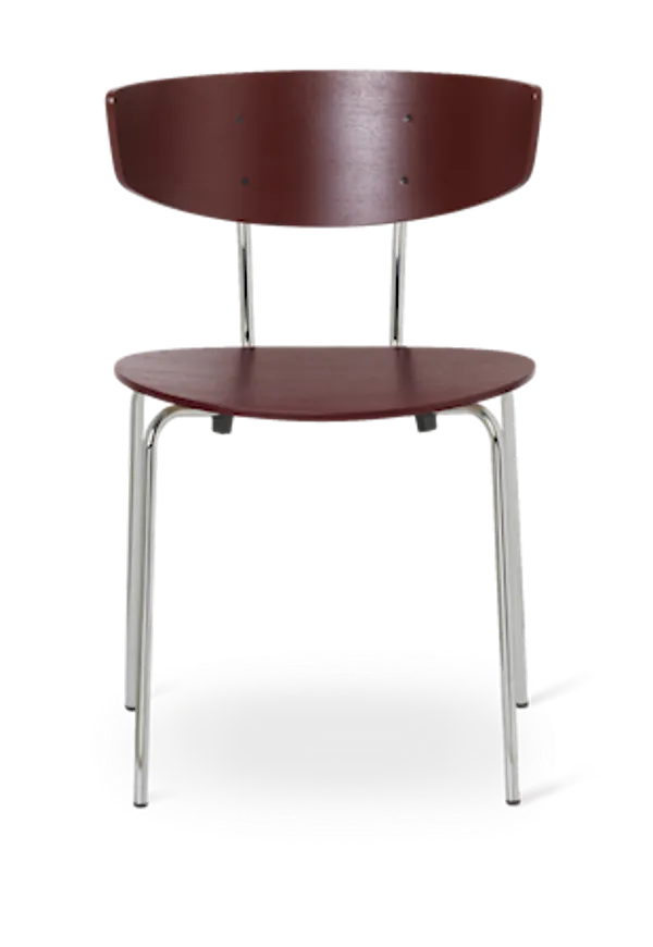 Röd FERM LIVING-stol i supersnygg modell.