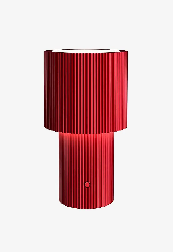 Elegant bordslampa i röd färg gjord i aluminium.