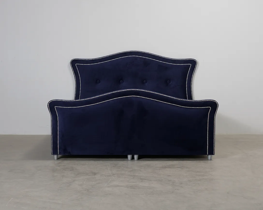 Riktigt fin Säng som passar bra vid många olika tillfällen.