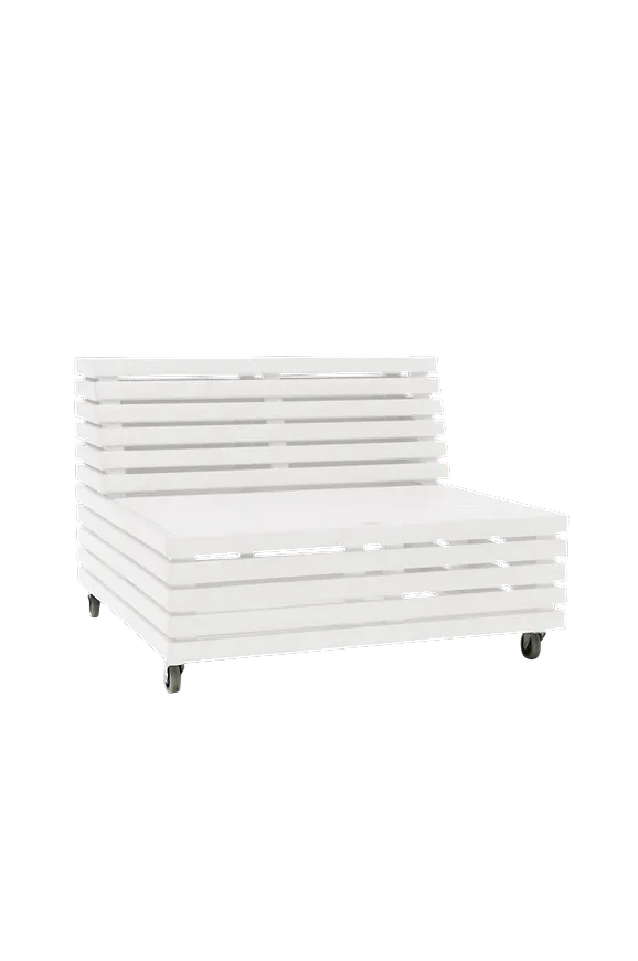 Klassisk fåtölj i vitt från Hillerstorp.