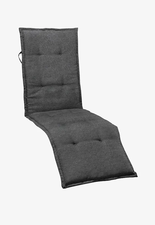 Mysig solstol i fårskinn från Hillerstorp.