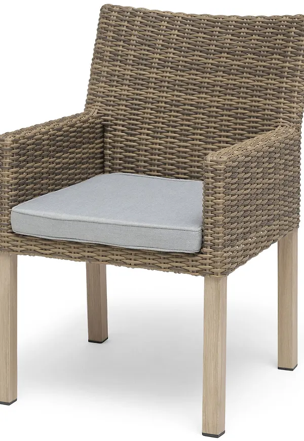 Moderiktig aluminiumstol 2026 från Hillerstorp.