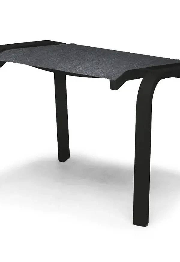 Jättefin pall i svart färg gjord i aluminium.