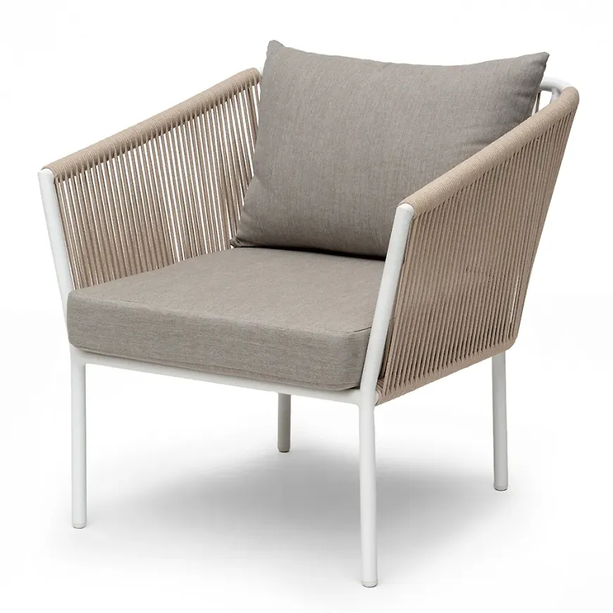 Fantastiskt fin fåtölj i vitt från Hillerstorp.