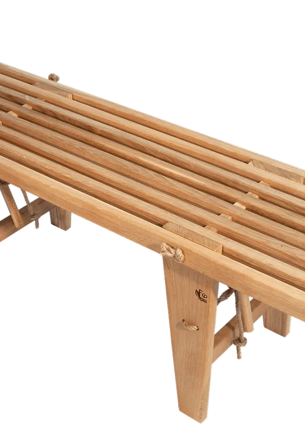Beige Hillerstorp-trädgårdsbänk i cool modell.