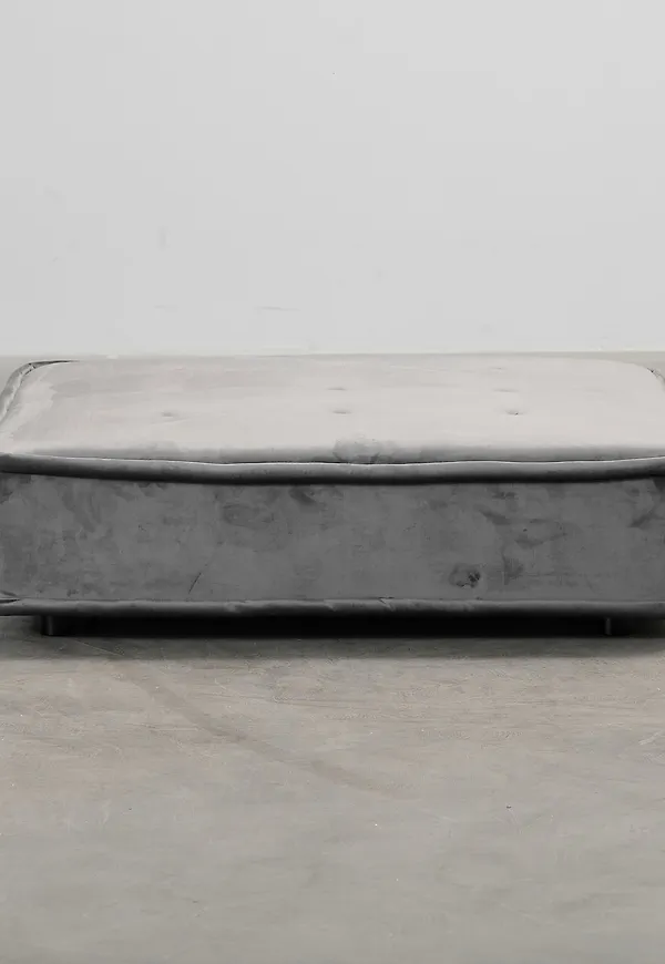 Grå fotpall som passar perfekt till sommaren 2025!