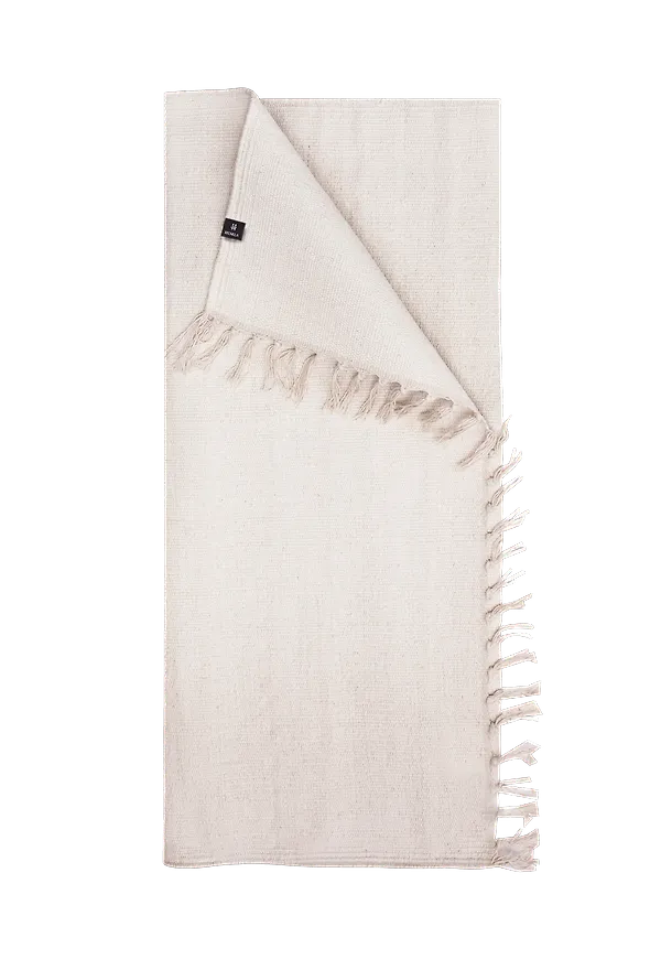 Otroligt fin trasmatta i benvit färg gjord i bomull.