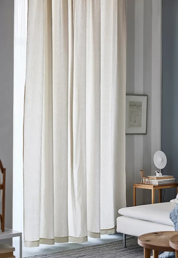 Klassisk gardin i beiget från Himla.