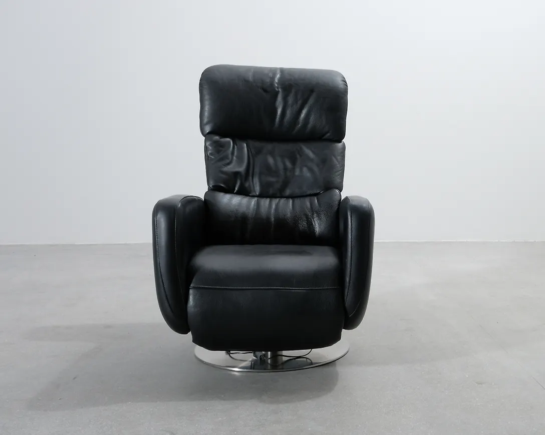 Smickrande svart fåtölj i skinn från Hjort Knudsen.