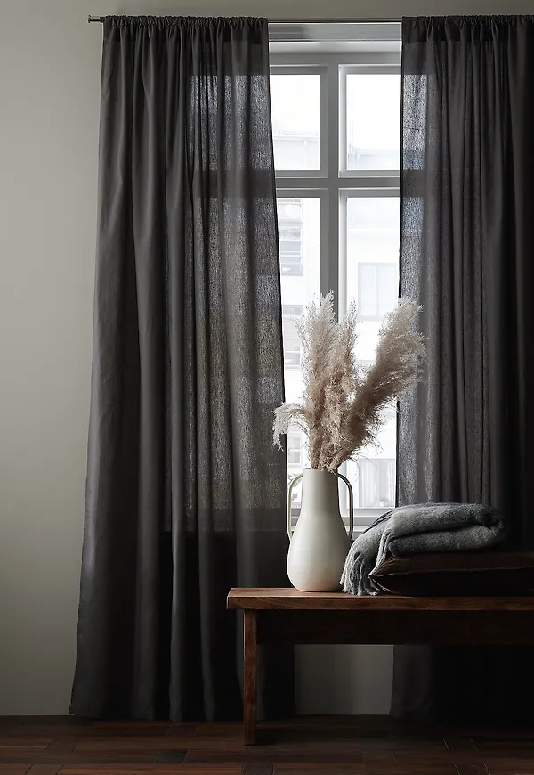 Grå &Home-bomullsgardin i komfortabel modell.