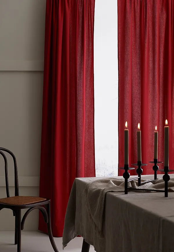 Modern gardin i röd färg gjord i bomull.