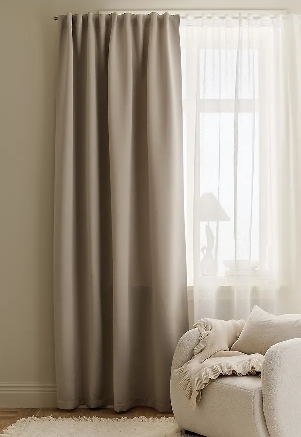 Beige &Home-mörkläggningsgardin i söt modell.