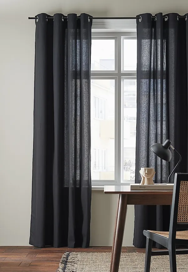 Jättesnygg bomullsgardin i svart från &Home.