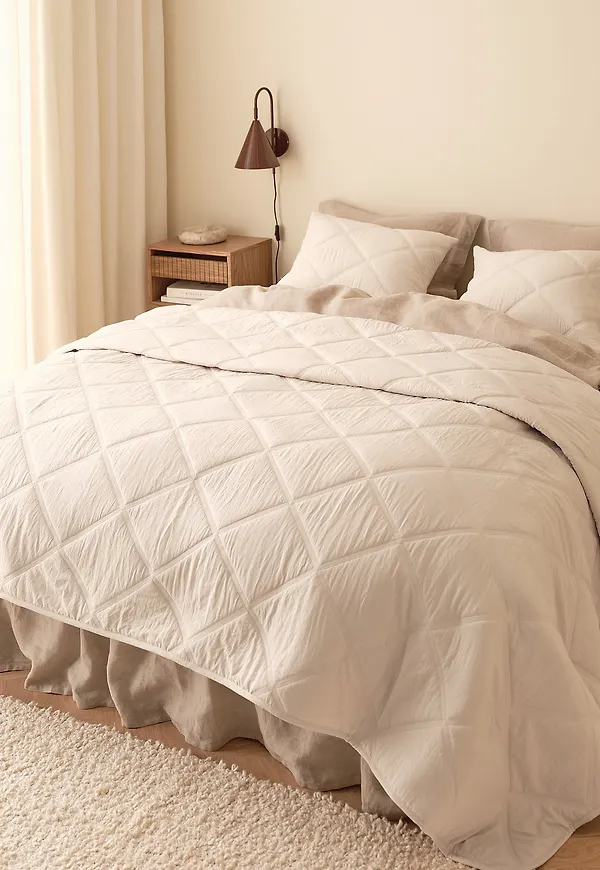 Beige &Home-sängkläder i komfortabel modell.