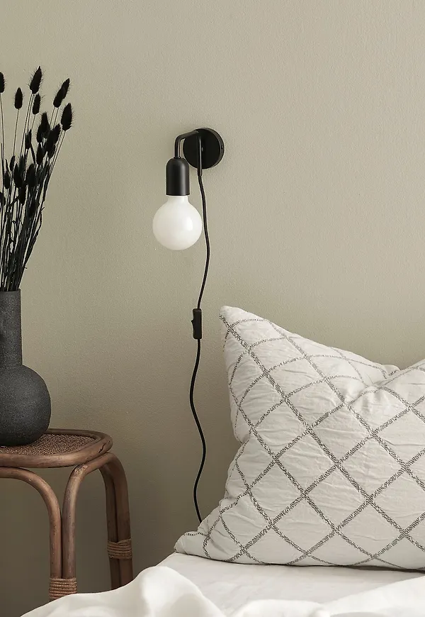 Modern vägglampa 2026 från &Home.
