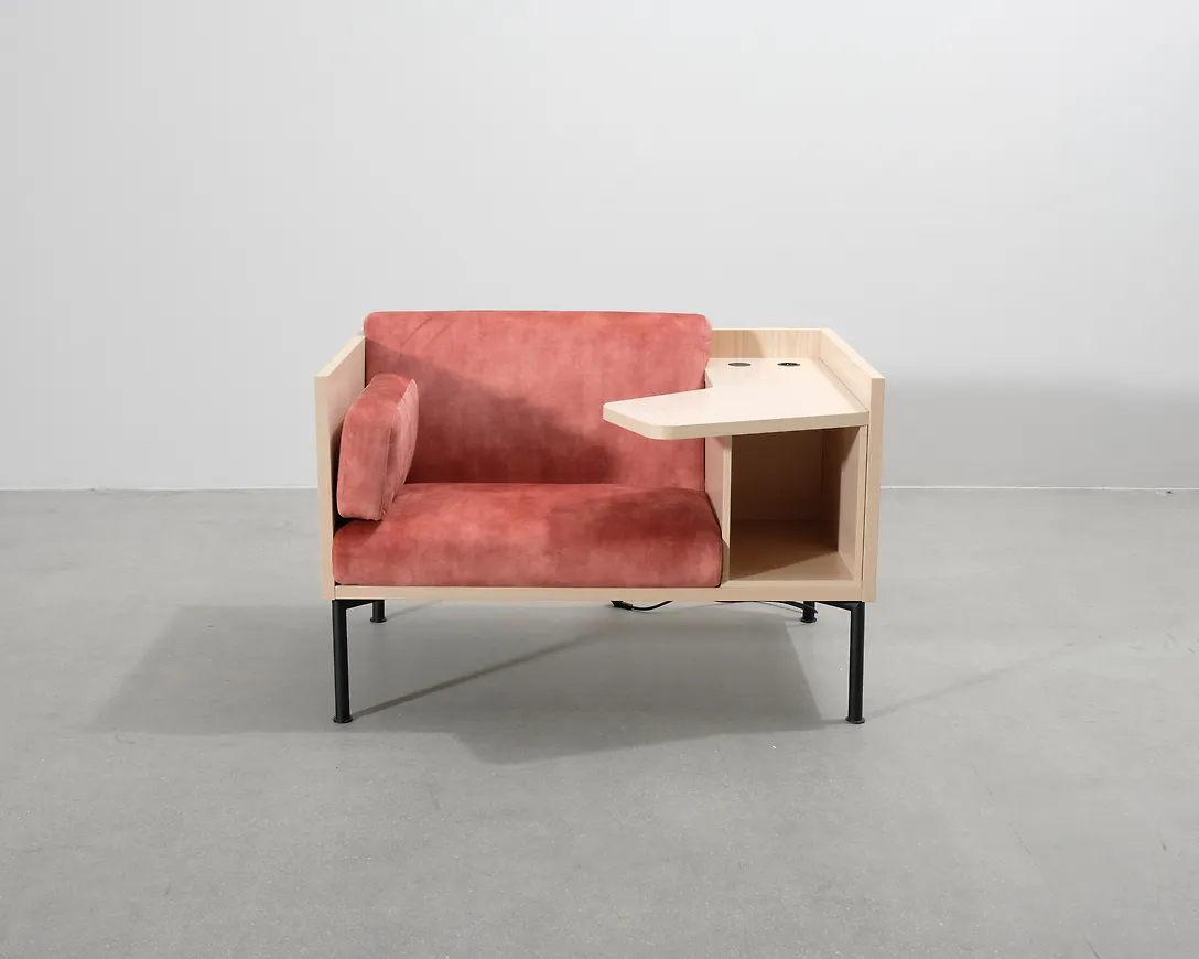 Stilriktig fåtölj i rött från Horreds.