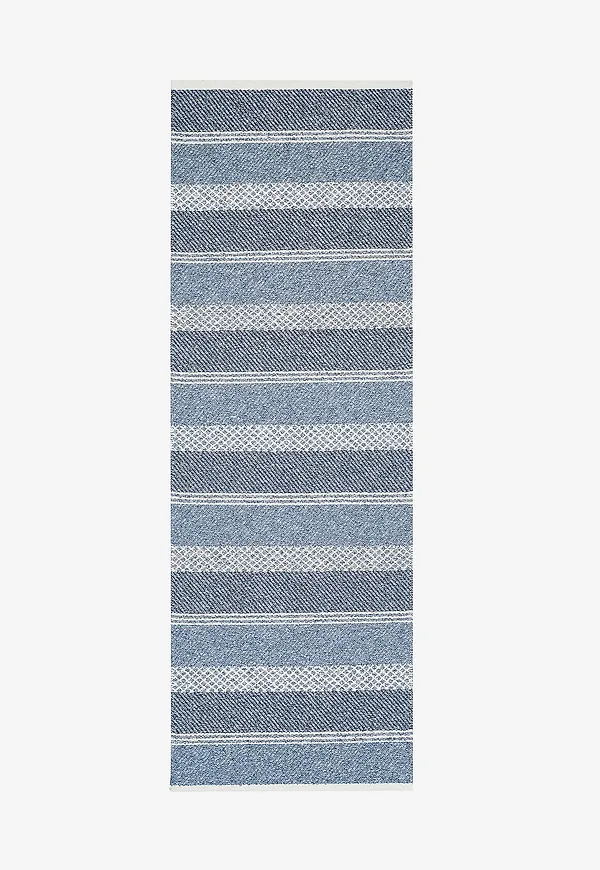 Riktigt trendig matta i blått från Horredsmattan.