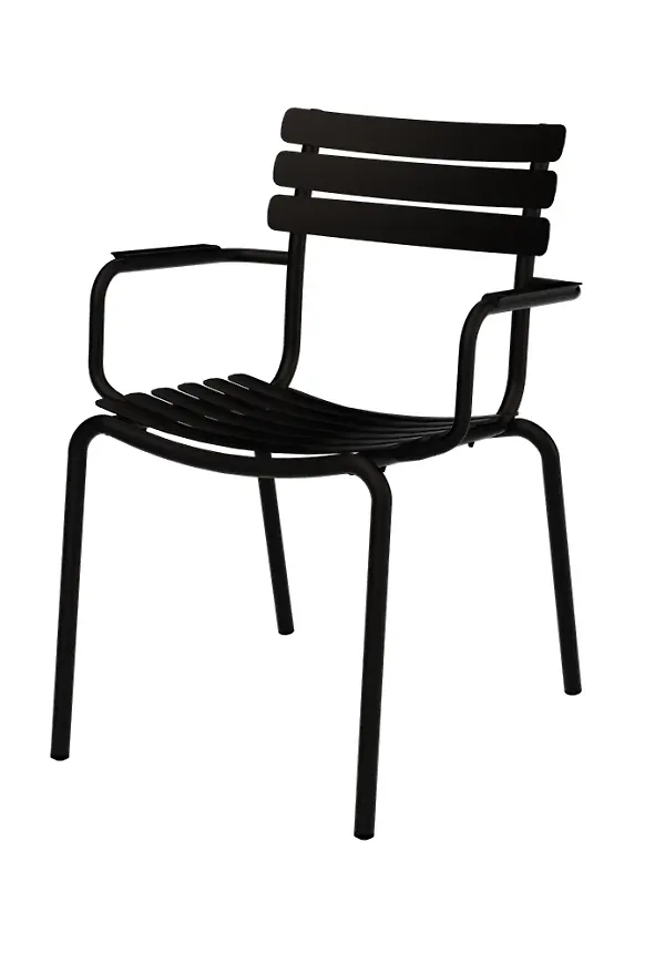 Svart karmstol som passar perfekt till hösten 2025!