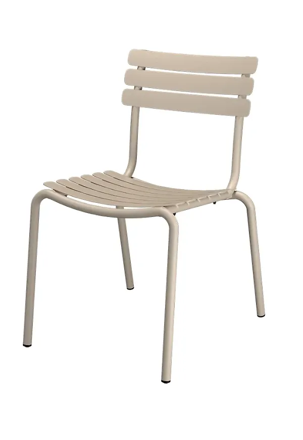 Stilren matstol i beige färg gjord i aluminium.