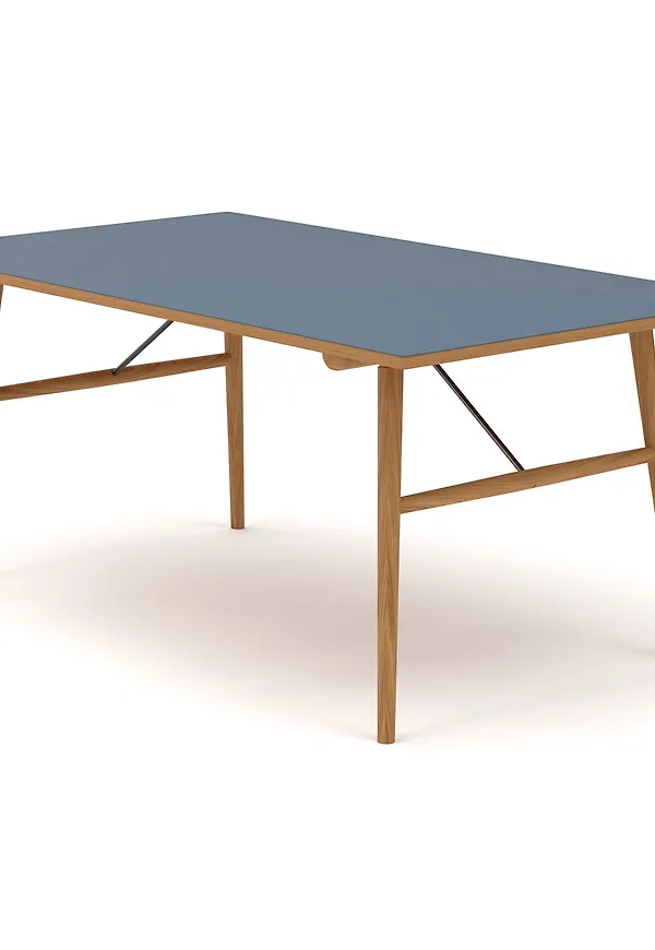 Snygg bord som passar bra vid många olika tillfällen.