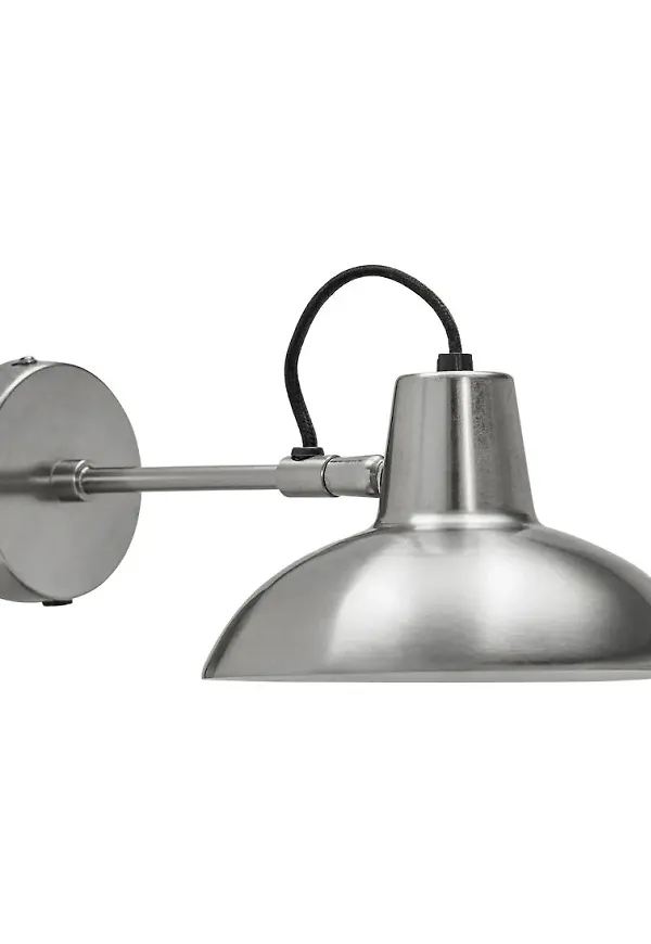 Silverfärgad House Doctor-vägglampa i klassisk modell.