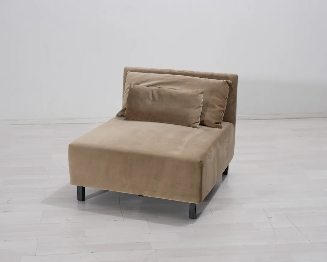 Beige No brand-fåtölj i riktigt fin modell.