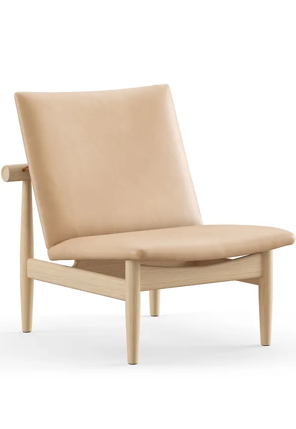 Vacker beige fåtölj i valnöt från House of Finn Juhl.