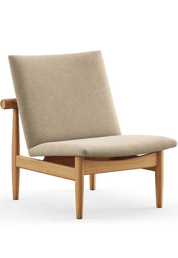 Vacker beige fåtölj i valnöt från House of Finn Juhl.