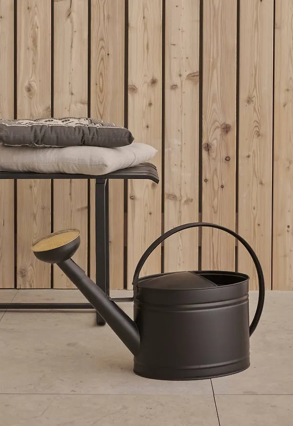 Otroligt fin svart möbel 2025 från House of Flowers.