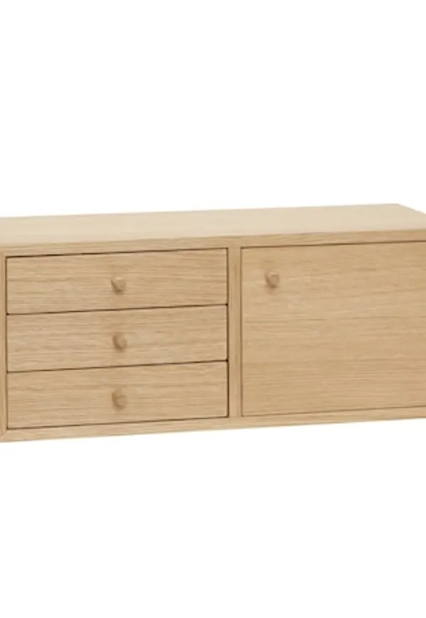 Moderiktig vägghylla i ek från Hübsch.