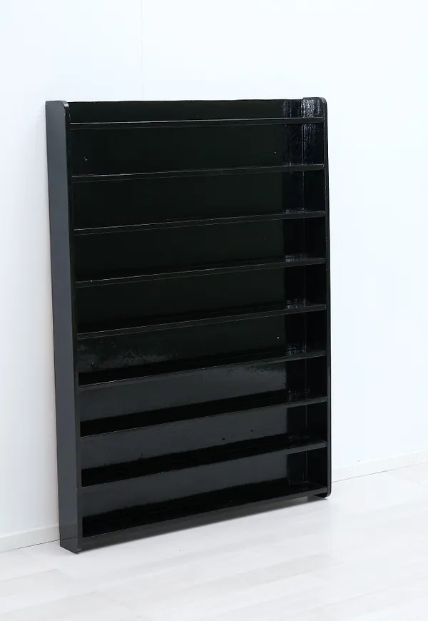 Svart hylla som passar perfekt till sommaren 2025!