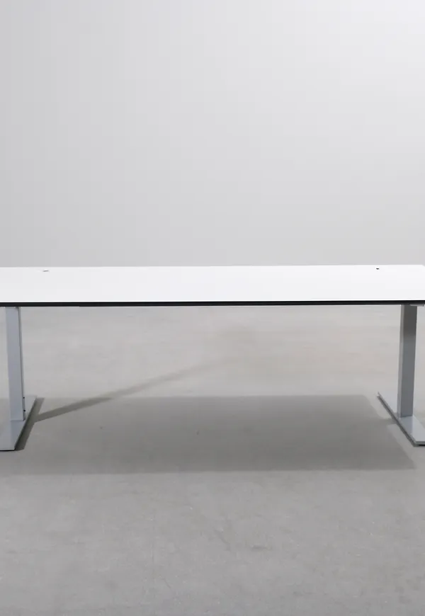 Vit Edsbyn-arbetsbord i fantastiskt fin modell.