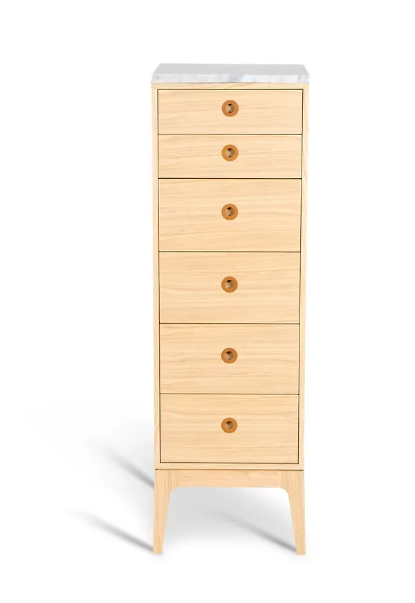 Jättesnygg Byrå som passar bra vid många olika tillfällen.