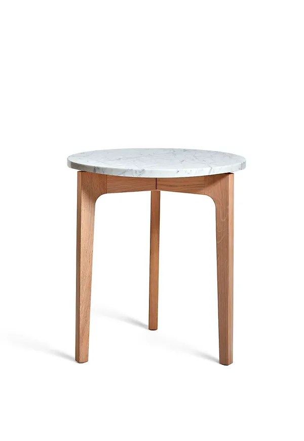 Sidobord i ek som passar perfekt till sommaren 2025!