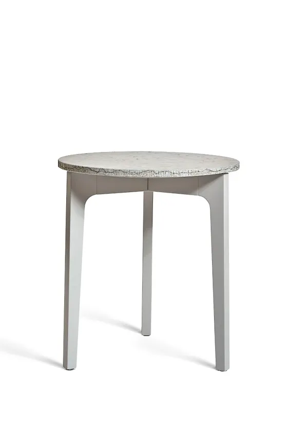 Klassisk bord som passar bra vid många olika tillfällen.