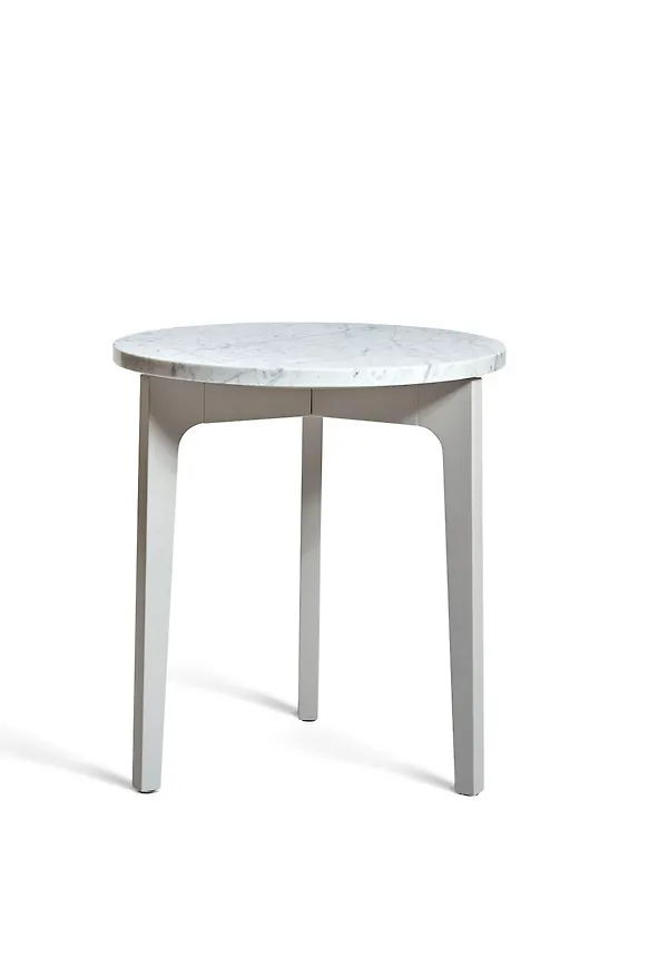 Modern bord som passar bra vid många olika tillfällen.