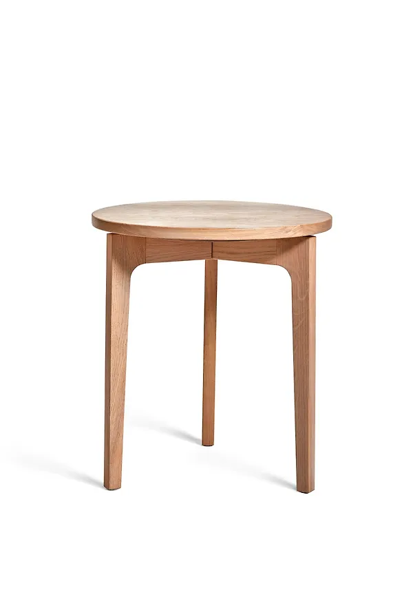 Sidobord i ek som passar perfekt till sommaren 2025!