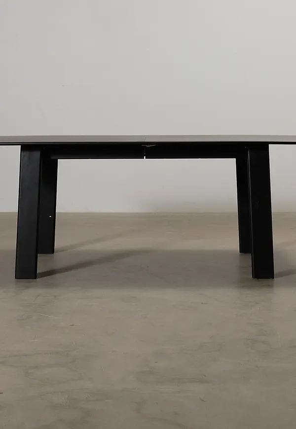 Moderiktig bord som passar bra vid många olika tillfällen.