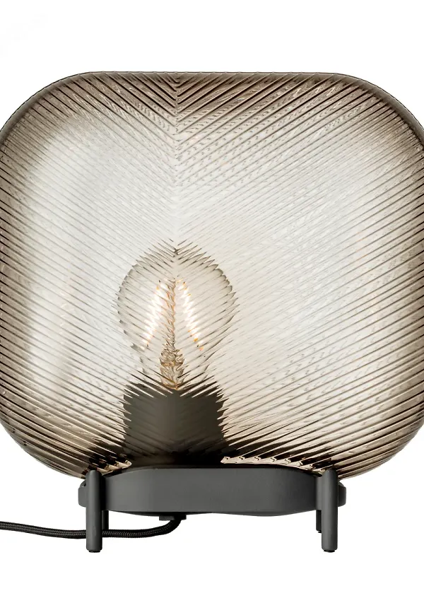 Stilriktig bordslampa i beige färg gjord i linne.