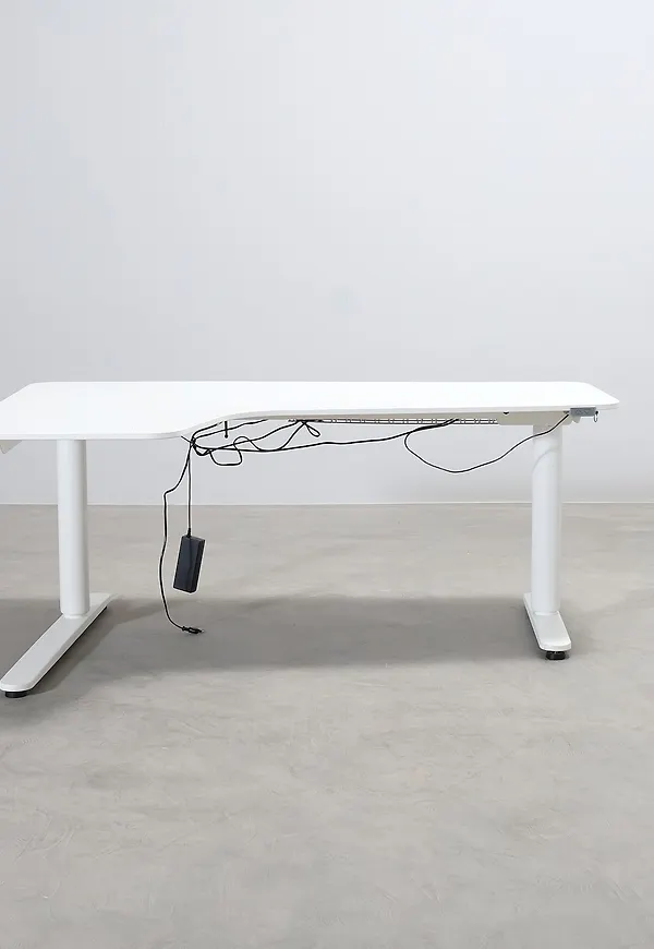 Vit Ikea-hörnskrivbord i smickrande modell.