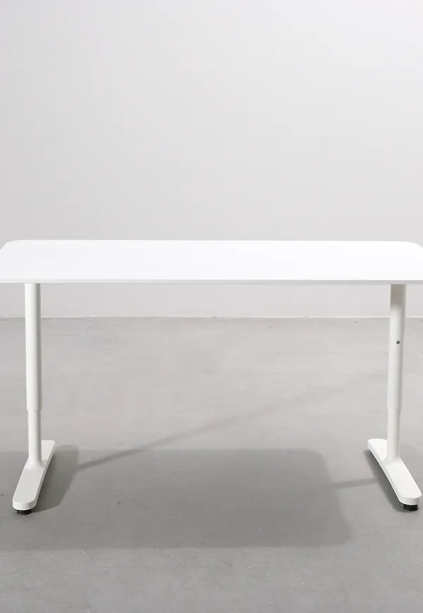 Superfin skrivbord i vitt från Ikea.