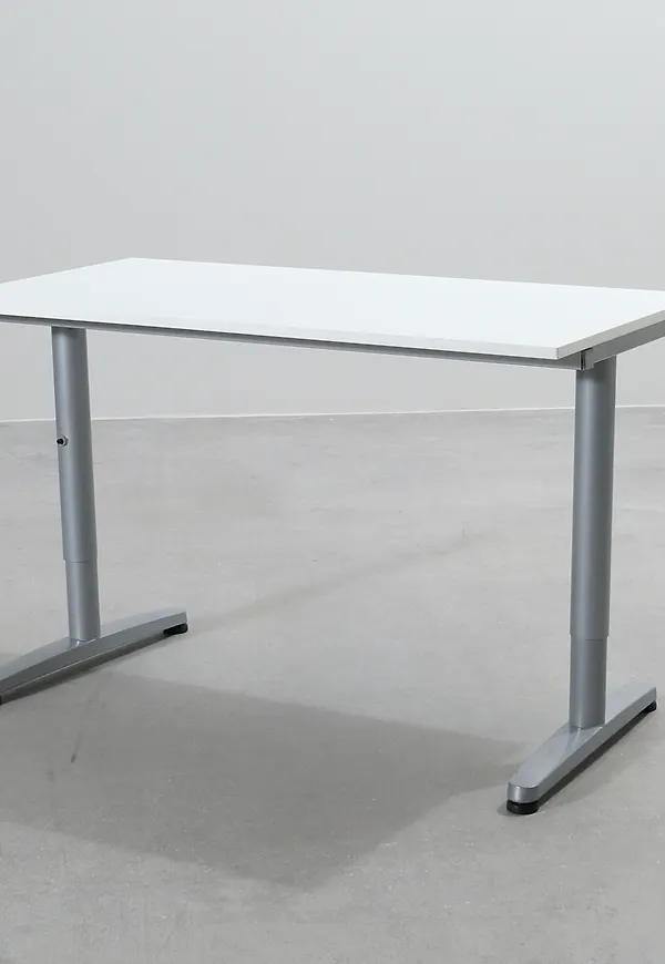 Otroligt fin skrivbord 2025 från Ikea.