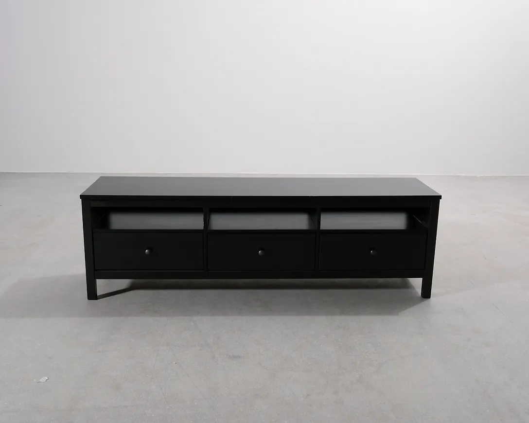 Snygg svart bänk 2025 från Ikea.